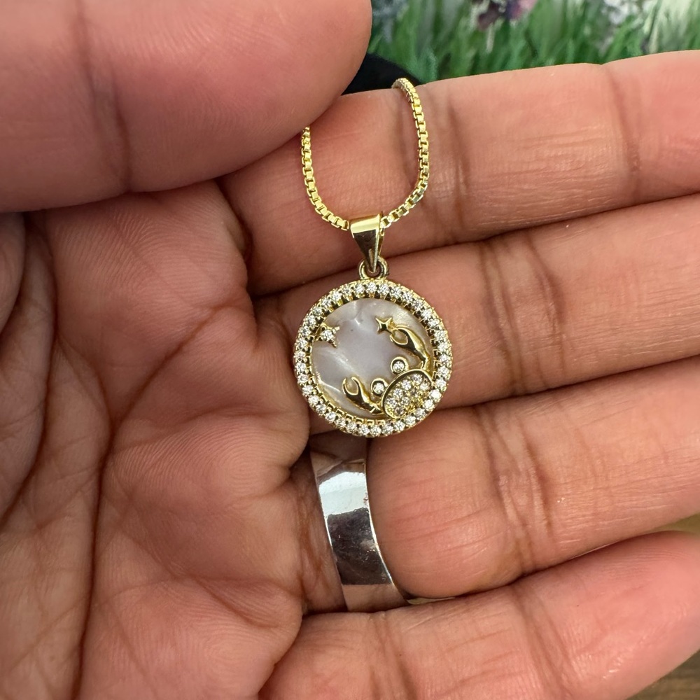 Elegant Gold and Silver Pendant Necklace - Picture 3 of 7